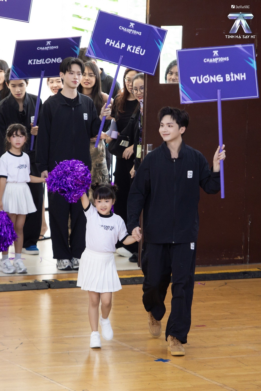 'Tinh hà 'Say Hi' gây choáng với dàn nghệ sĩ quốc tế, màn kết hợp Đông - Tây hứa hẹn tạo hit mới 'Tinh hà 'Say Hi' gây choáng với dàn nghệ sĩ quốc tế, màn kết hợp Đông - Tây hứa hẹn tạo hit mới