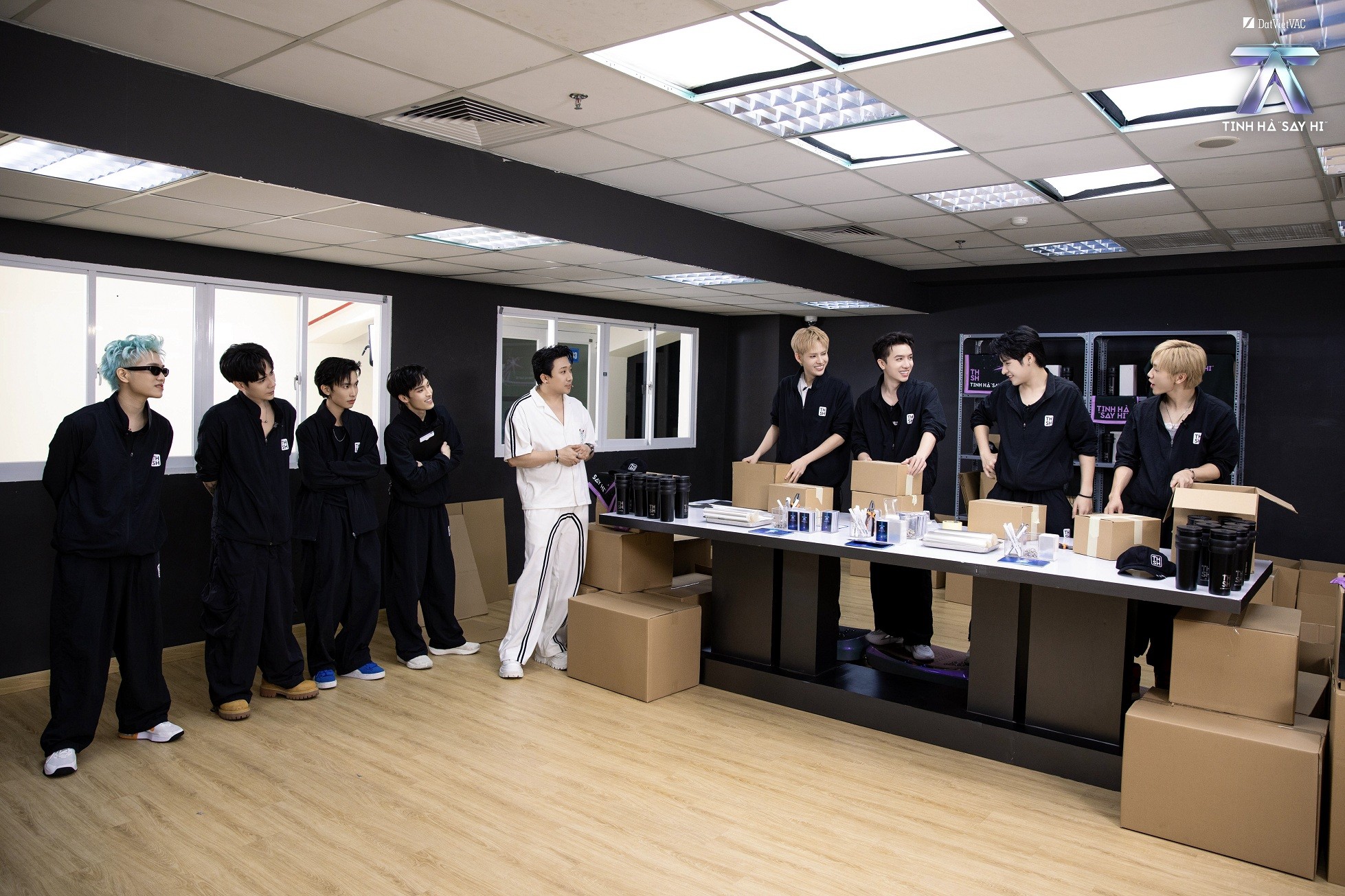 'Tinh hà 'Say Hi' gây choáng với dàn nghệ sĩ quốc tế, màn kết hợp Đông - Tây hứa hẹn tạo hit mới 'Tinh hà 'Say Hi' gây choáng với dàn nghệ sĩ quốc tế, màn kết hợp Đông - Tây hứa hẹn tạo hit mới