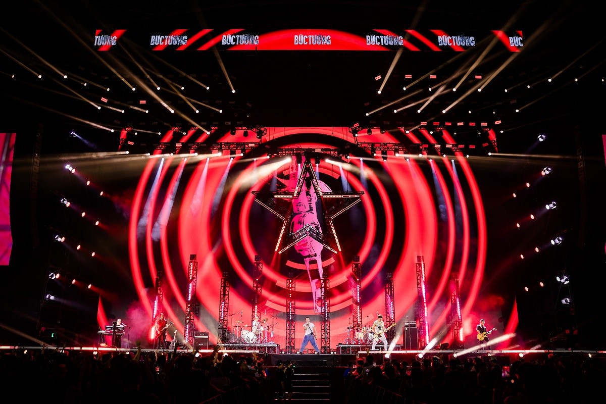 Hàng nghìn khán giả hòa mình trong 'Midnight Live Concert' cùng Microwave và Bức Tường trước thềm chung kết FIFA World Cup 2026