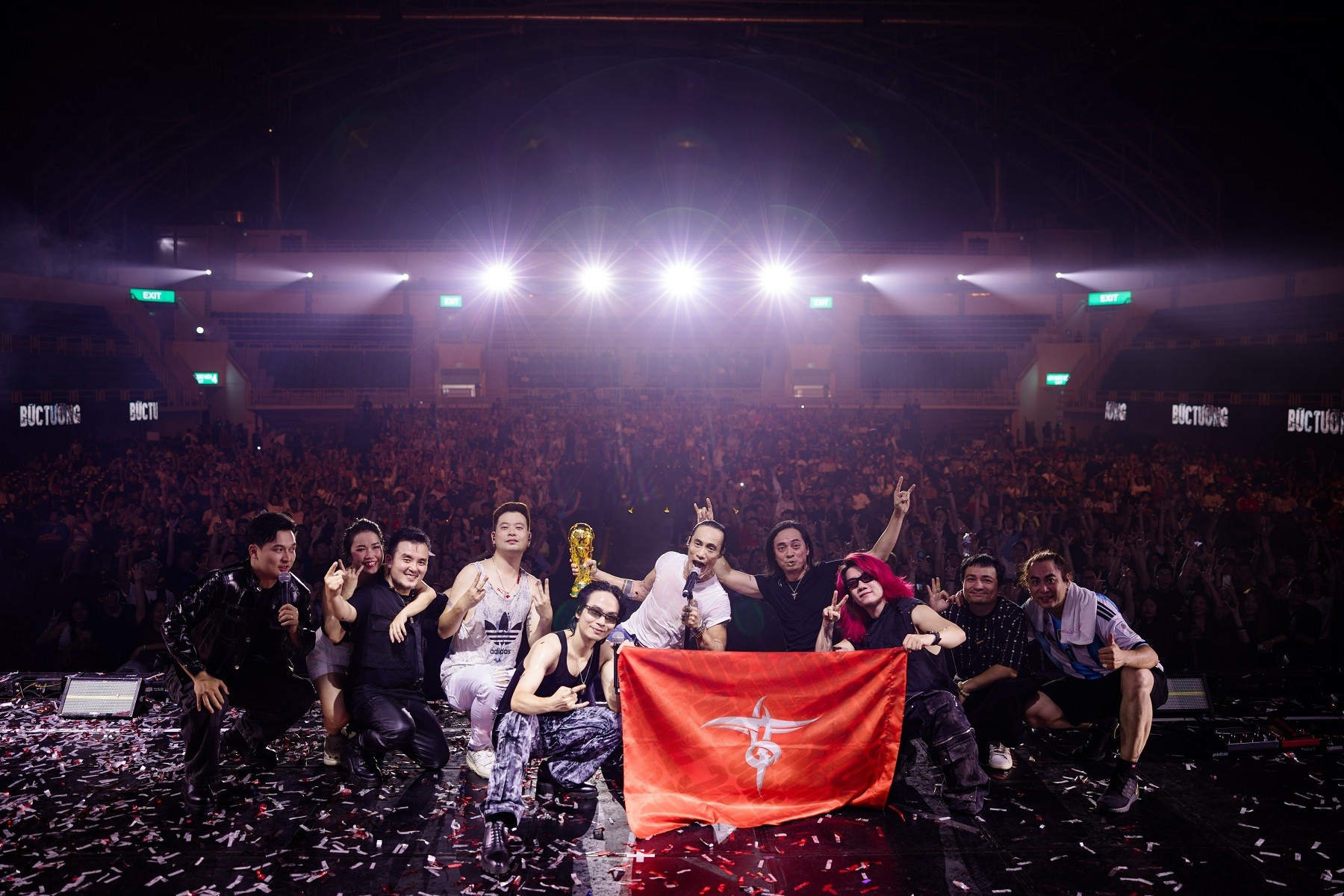 Hàng nghìn khán giả hòa mình trong 'Midnight Live Concert' cùng Microwave và Bức Tường trước thềm chung kết FIFA World Cup 2026