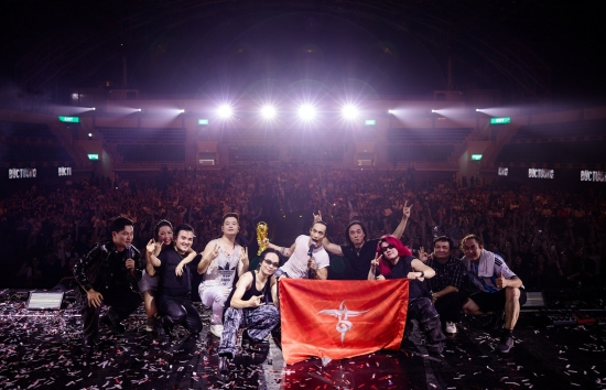 Hàng nghìn khán giả hòa mình trong 'Midnight Live Concert' cùng Microwave và Bức Tường trước thềm chung kết FIFA World Cup 2026