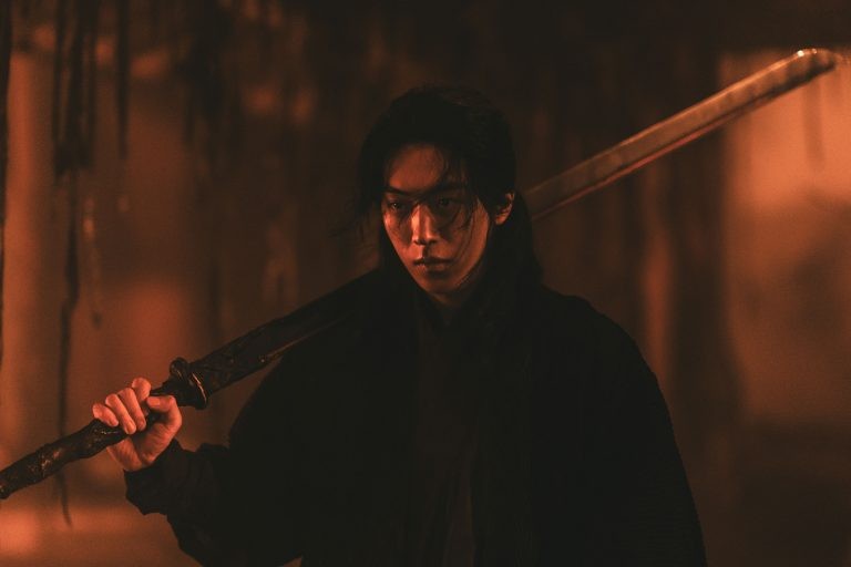 Nam Joo Hyuk tung ảnh hậu trường giữa bối cảnh 'The East Palace' gây tranh cãi