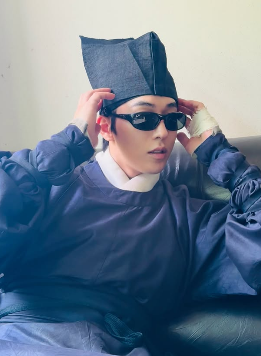 Nam Joo Hyuk tung ảnh hậu trường giữa bối cảnh 'The East Palace' gây tranh cãi
