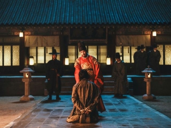 'The East Palace' của Nam Joo Hyuk thống trị Netflix bất chất chỉ trích