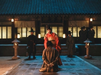 'The East Palace' của Nam Joo Hyuk thống trị Netflix bất chất chỉ trích