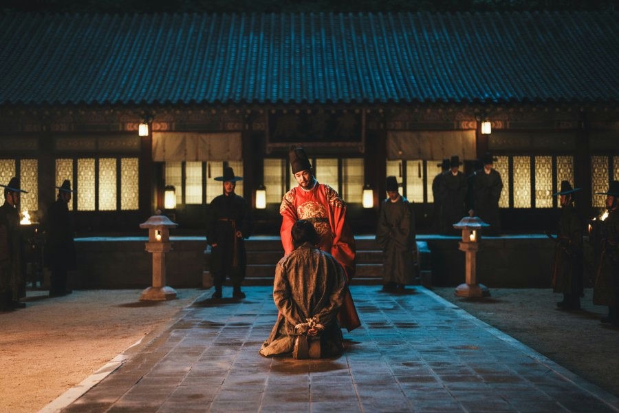 'The East Palace' của Nam Joo Hyuk thống trị Netflix bất chất chỉ trích