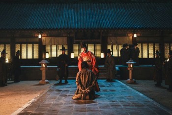 'The East Palace' của Nam Joo Hyuk thống trị Netflix bất chất chỉ trích