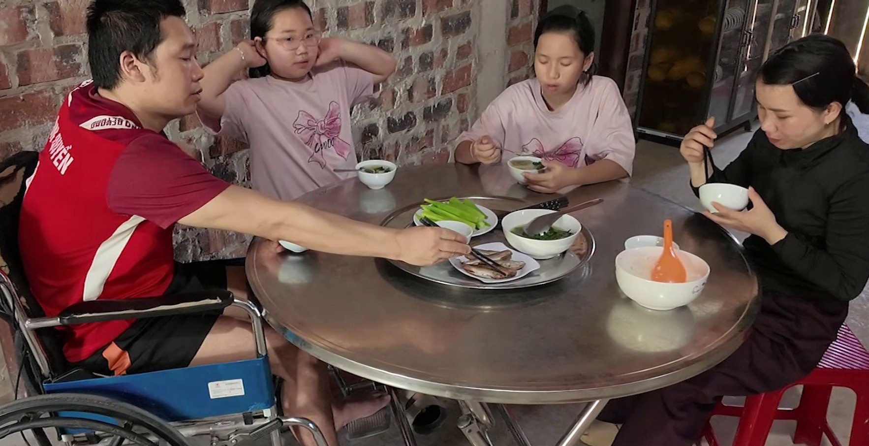 'Mái ấm gia đình Việt': Lâm Vỹ Dạ, Hương Ly và Minh Vương M4U nghẹn lòng trước những đứa trẻ chưa kịp lớn đã gánh cả gia đình