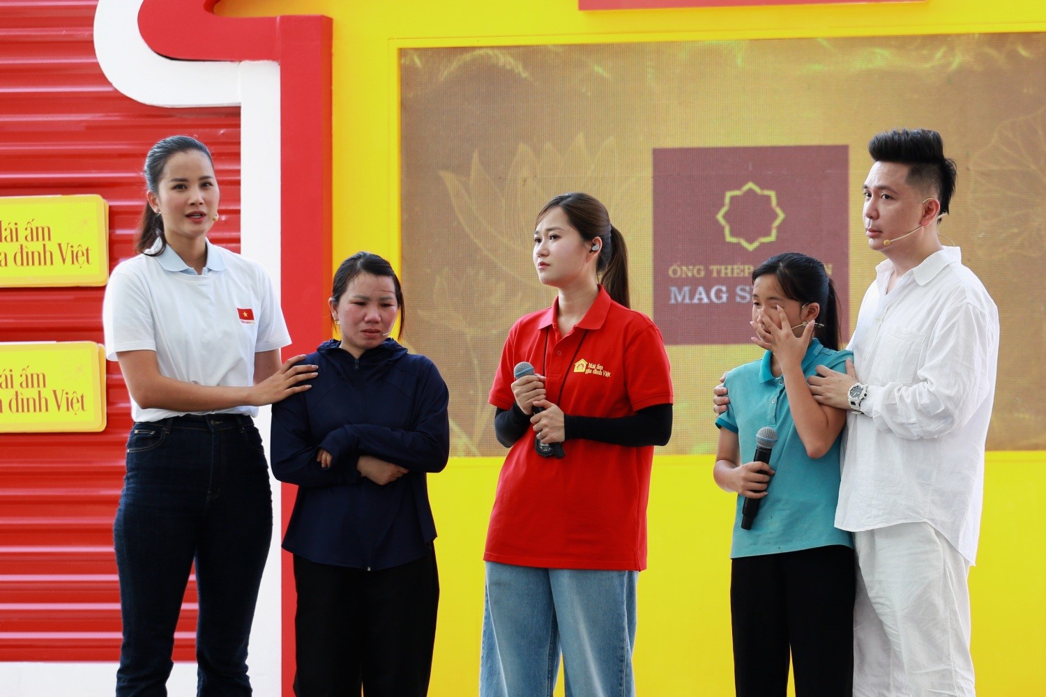 'Mái ấm gia đình Việt': Lâm Vỹ Dạ, Hương Ly và Minh Vương M4U nghẹn lòng trước những đứa trẻ chưa kịp lớn đã gánh cả gia đình