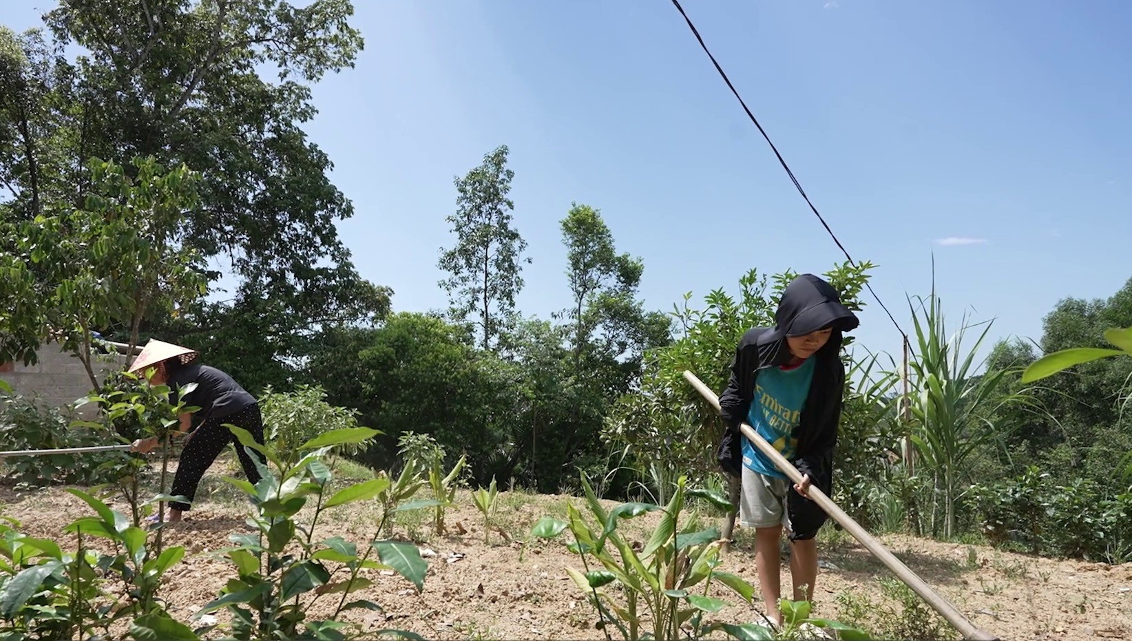'Mái ấm gia đình Việt': Lâm Vỹ Dạ, Hương Ly và Minh Vương M4U nghẹn lòng trước những đứa trẻ chưa kịp lớn đã gánh cả gia đình