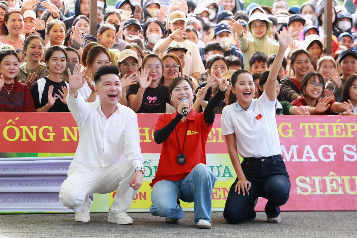 'Mái ấm gia đình Việt': Lâm Vỹ Dạ, Hương Ly và Minh Vương M4U nghẹn lòng trước những đứa trẻ chưa kịp lớn đã gánh cả gia đình