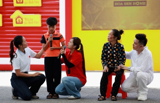 'Mái ấm gia đình Việt': Lâm Vỹ Dạ, Hương Ly và Minh Vương M4U nghẹn lòng trước những đứa trẻ chưa kịp lớn đã gánh cả gia đình