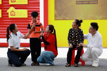 'Mái ấm gia đình Việt': Lâm Vỹ Dạ, Hương Ly và Minh Vương M4U nghẹn lòng trước những đứa trẻ chưa kịp lớn đã gánh cả gia đình