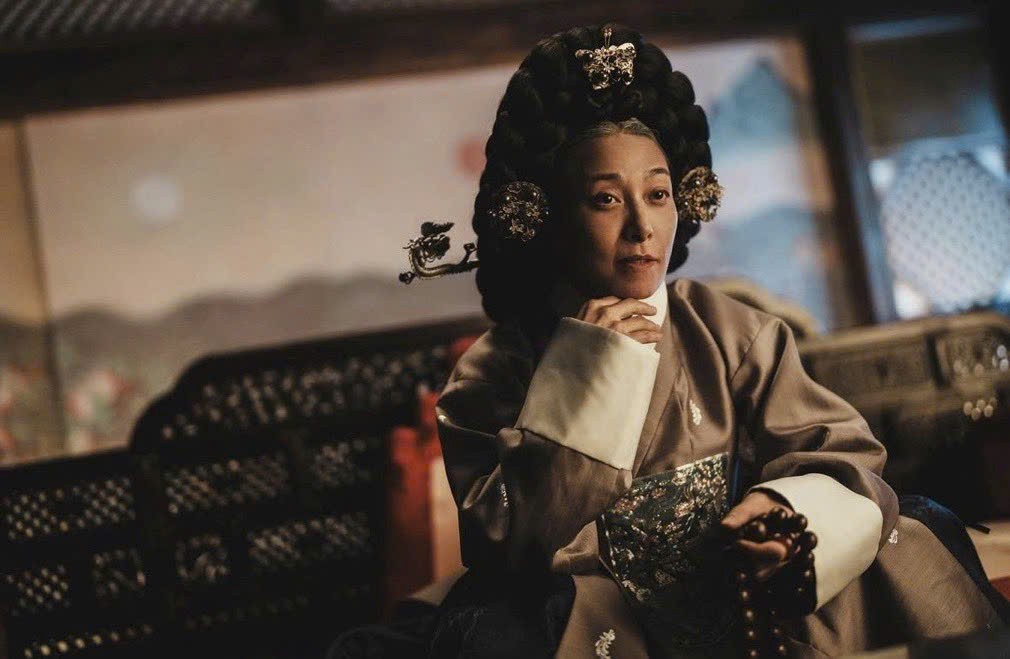 Jang Young Nam gây sốt với vai Hoàng thái hậu trong 'The East Palace'