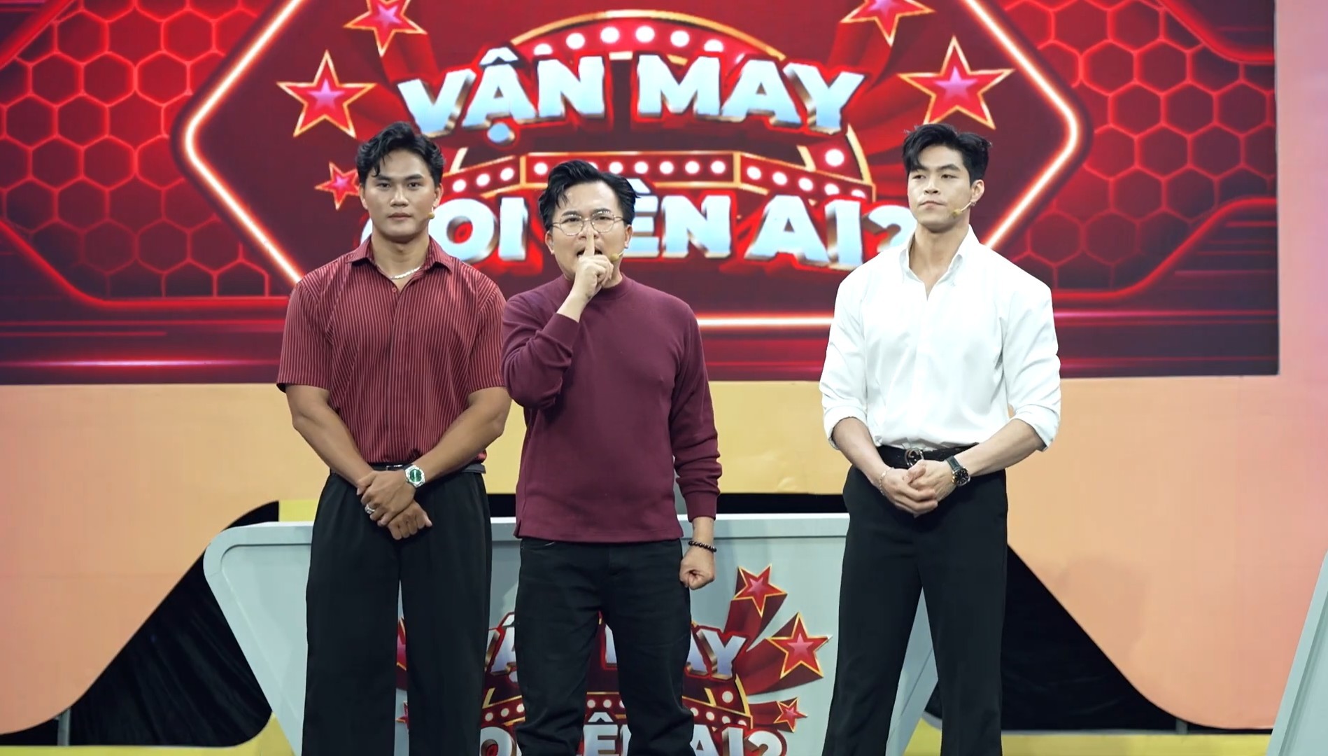 'Vận may gọi tên ai?' tập 21: MC Đại Nghĩa 'thu mình' trước dàn Nam vương, Á vương cao lớn trên sóng truyền hình
