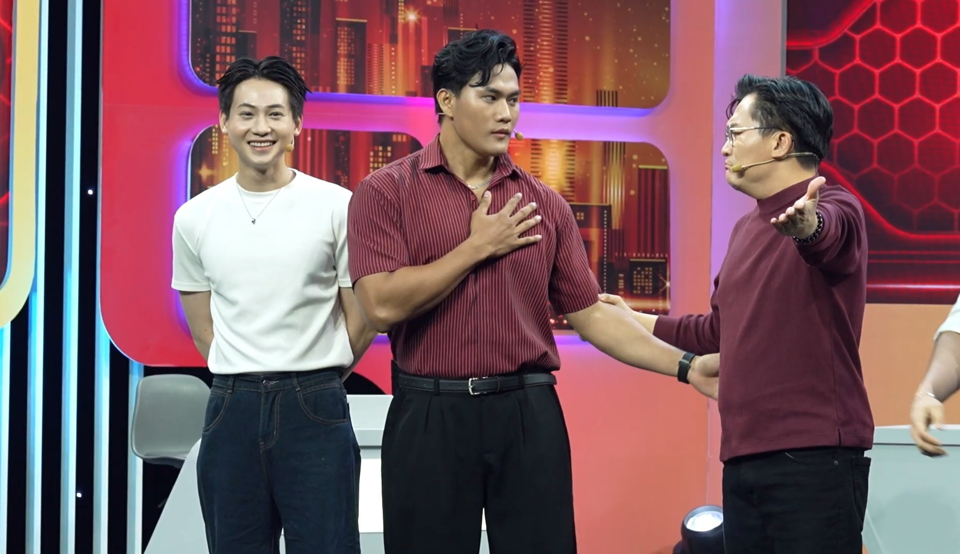 'Vận may gọi tên ai?' tập 21: MC Đại Nghĩa 'thu mình' trước dàn Nam vương, Á vương cao lớn trên sóng truyền hình