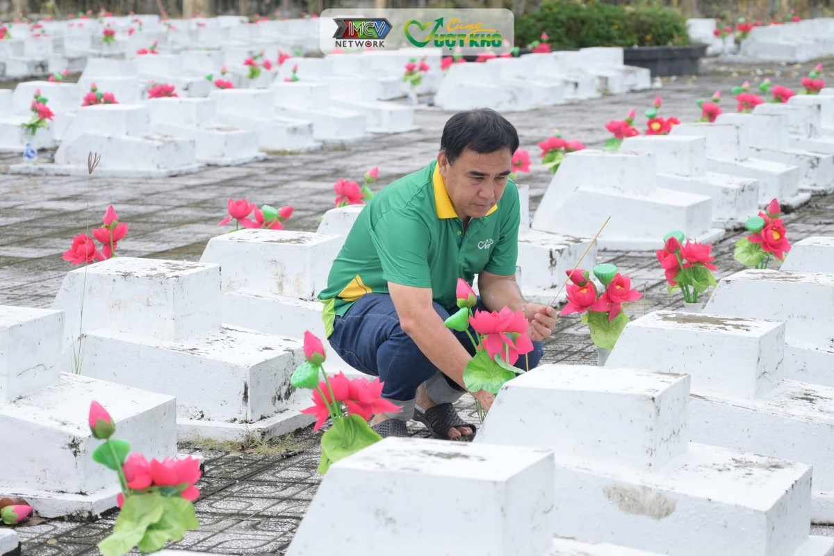 MC Quyền Linh lặng lẽ tri ân các anh hùng liệt sĩ ngày 27/7