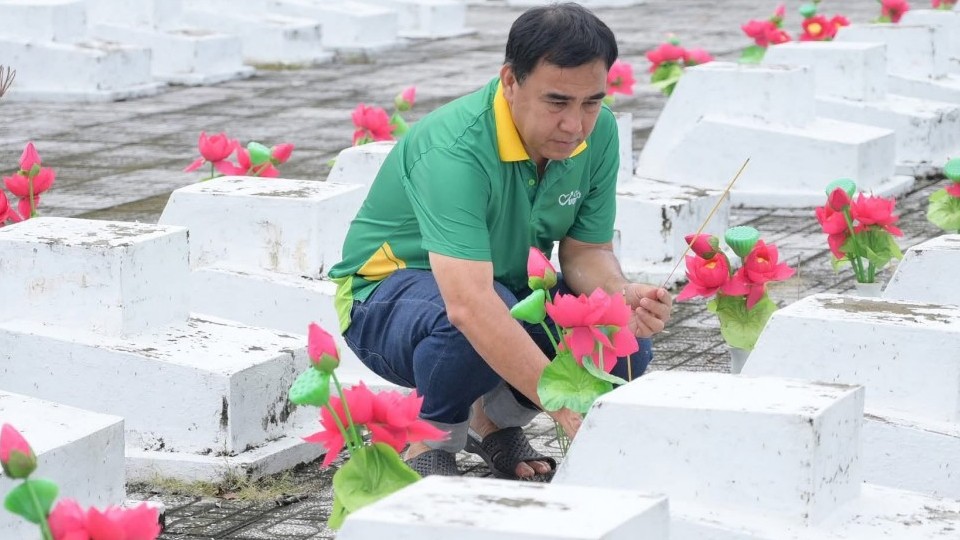 MC Quyền Linh lặng lẽ tri ân các anh hùng liệt sĩ ngày 27/7