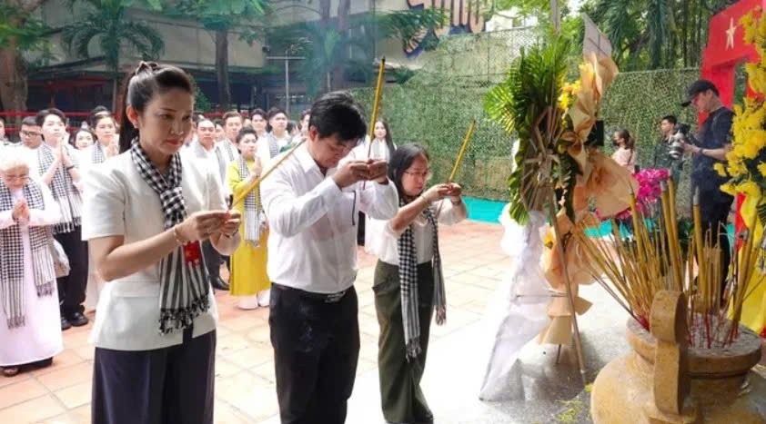 NSND Thanh Thúy, Phương Thanh, Đức Phúc cùng nhiều các nghệ tham gia viếng liệt sĩ tại Công viên Lê Thị Riêng