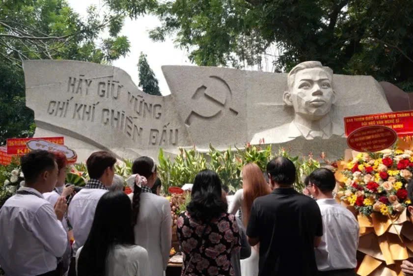NSND Thanh Thúy, Phương Thanh, Đức Phúc cùng nhiều các nghệ tham gia viếng liệt sĩ tại Công viên Lê Thị Riêng