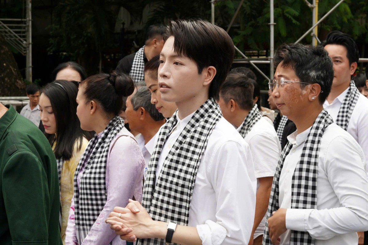 NSND Thanh Thúy, Phương Thanh, Đức Phúc cùng nhiều các nghệ tham gia viếng liệt sĩ tại Công viên Lê Thị Riêng