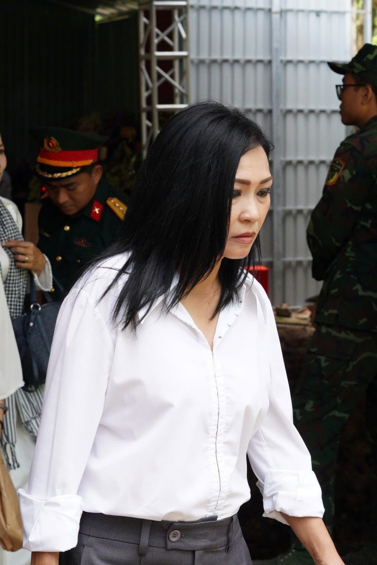 NSND Thanh Thúy, Phương Thanh, Đức Phúc cùng nhiều các nghệ tham gia viếng liệt sĩ tại Công viên Lê Thị Riêng