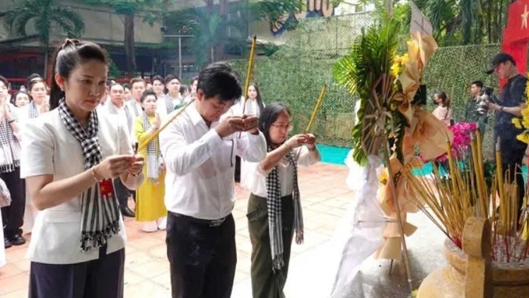 NSND Thanh Thúy, Phương Thanh, Đức Phúc cùng nhiều các nghệ tham gia viếng liệt sĩ tại Công viên Lê Thị Riêng
