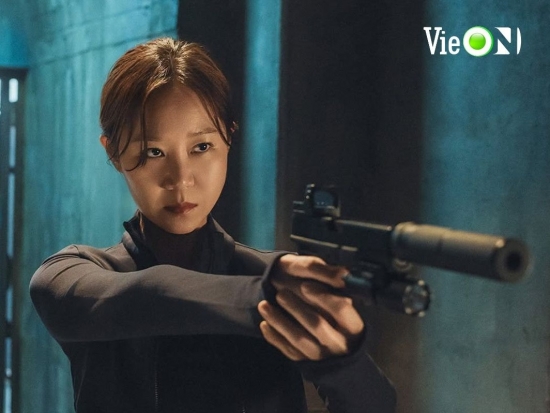 Hai 'chị đại' của màn ảnh Hàn trở lại: Kim Hye Soo sang chảnh, Gong Hyo Jin hóa sát thủ