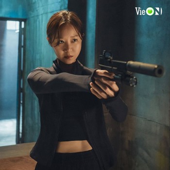 Hai 'chị đại' của màn ảnh Hàn trở lại: Kim Hye Soo sang chảnh, Gong Hyo Jin hóa sát thủ