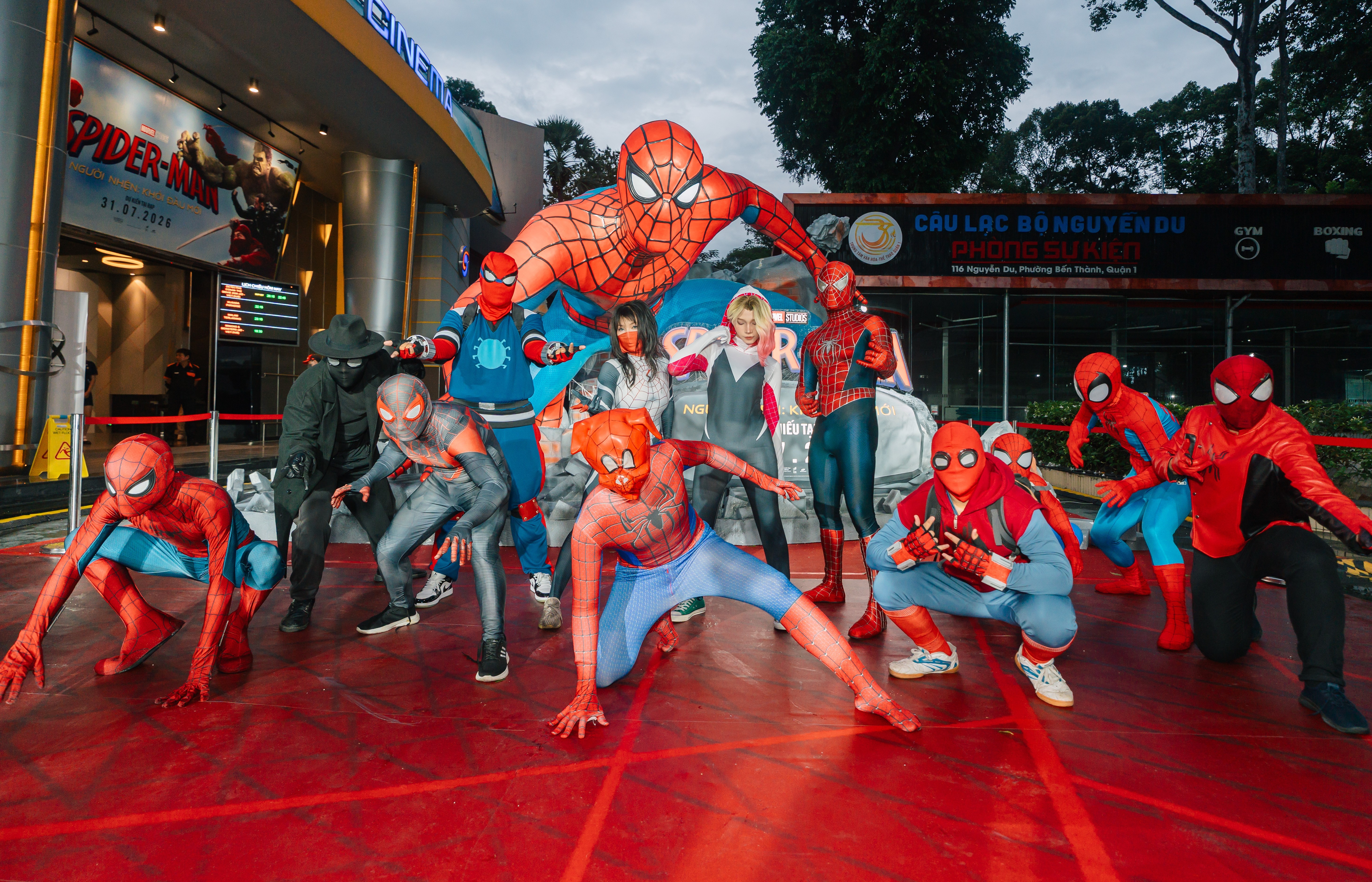 Màn hội ngộ nhiều Người Nhện độc lạ nhất lịch sử premiere phim 'Spider-Man: Brand new day'