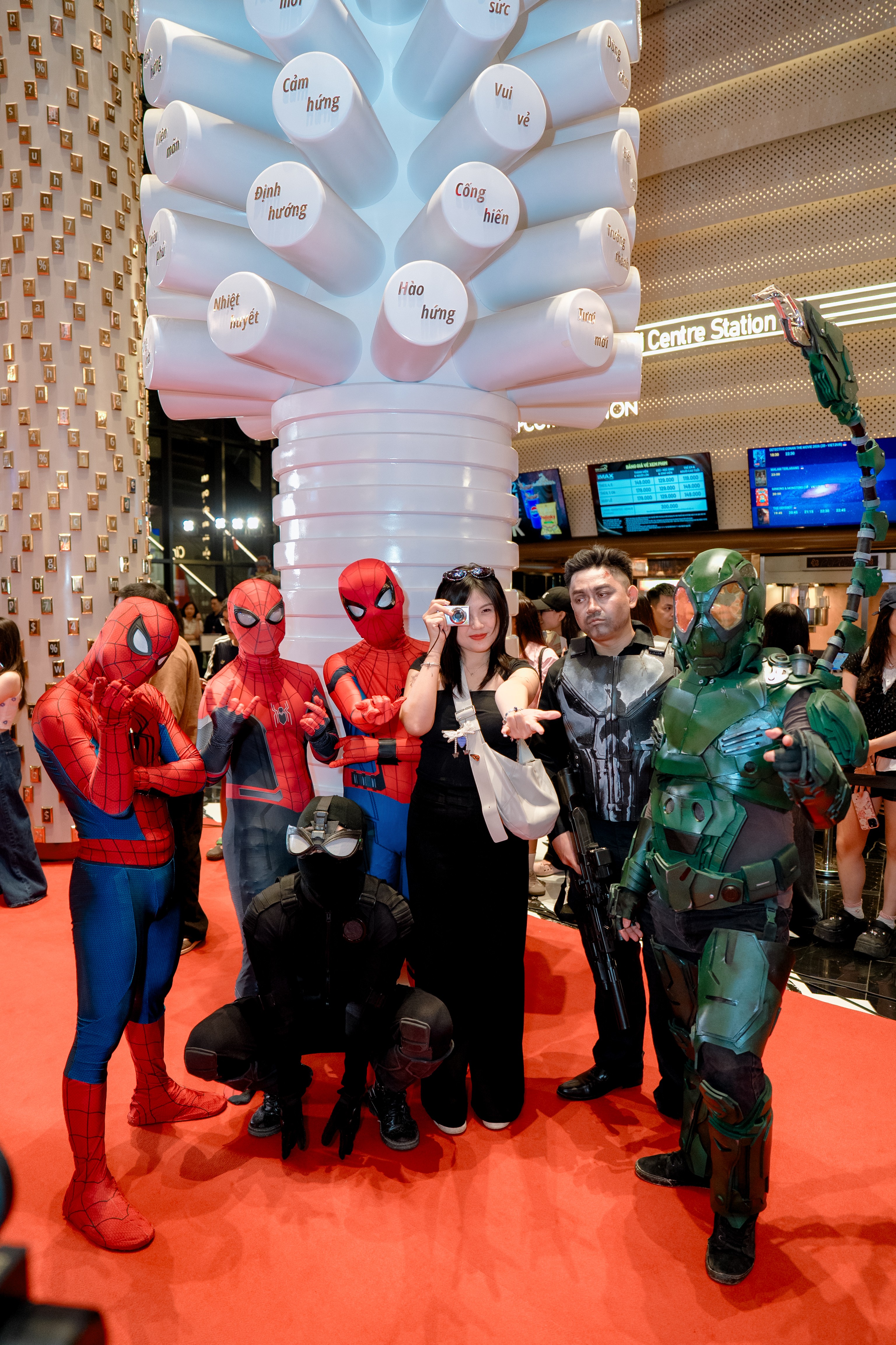Màn hội ngộ nhiều Người Nhện độc lạ nhất lịch sử premiere phim 'Spider-Man: Brand new day'