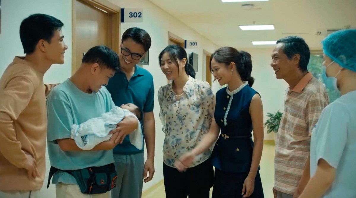 ‘Dưới ô cửa sáng đèn’ sửa kết phim sau làn sóng chỉ trích?