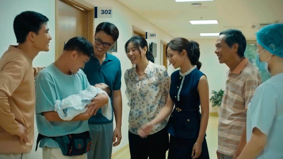 ‘Dưới ô cửa sáng đèn’ sửa kết phim sau làn sóng chỉ trích?