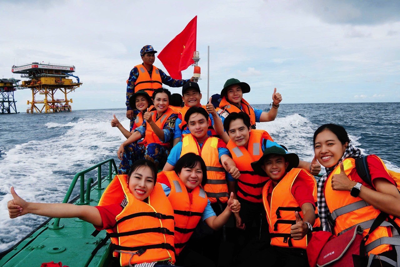 Ca sĩ trẻ Trương Trần Anh Duy và lời thề cống hiến vì biển đảo quê hương trong MV 'Nguyện'