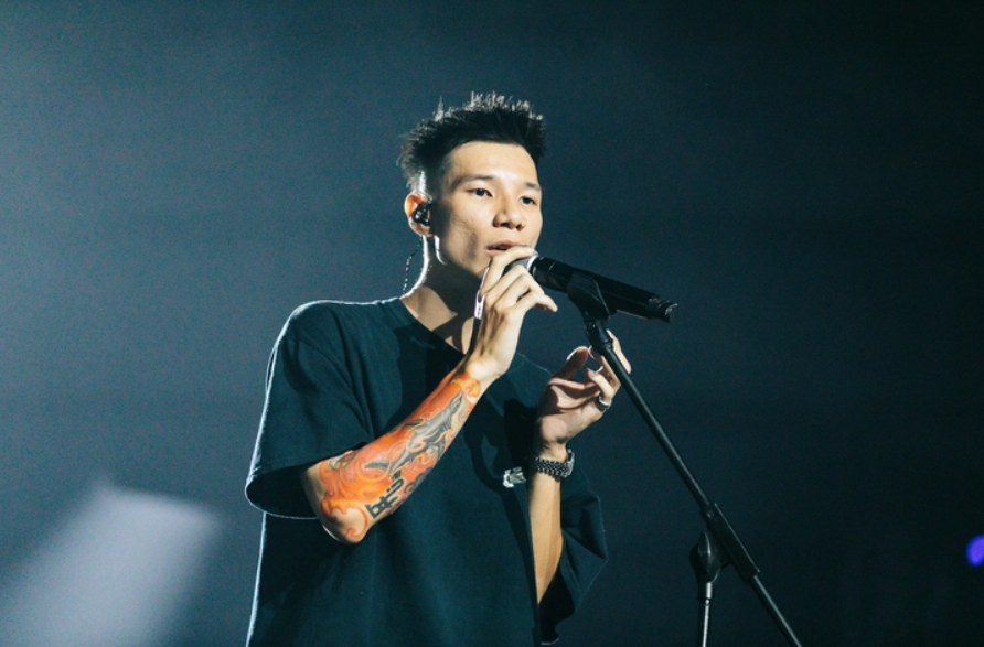 Rapper MCK gỡ 19 ca khúc, lên tiếng xin lỗi sau loạt tranh cãi