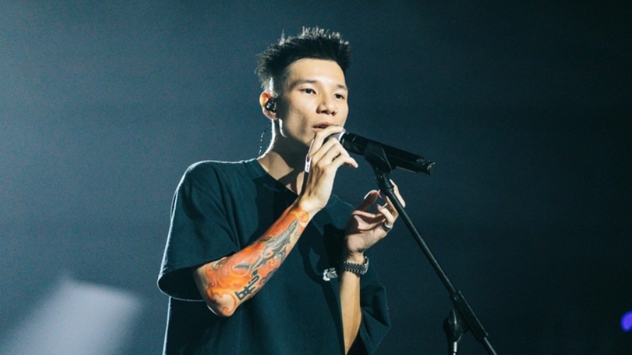 Rapper MCK gỡ 19 ca khúc, lên tiếng xin lỗi sau loạt tranh cãi