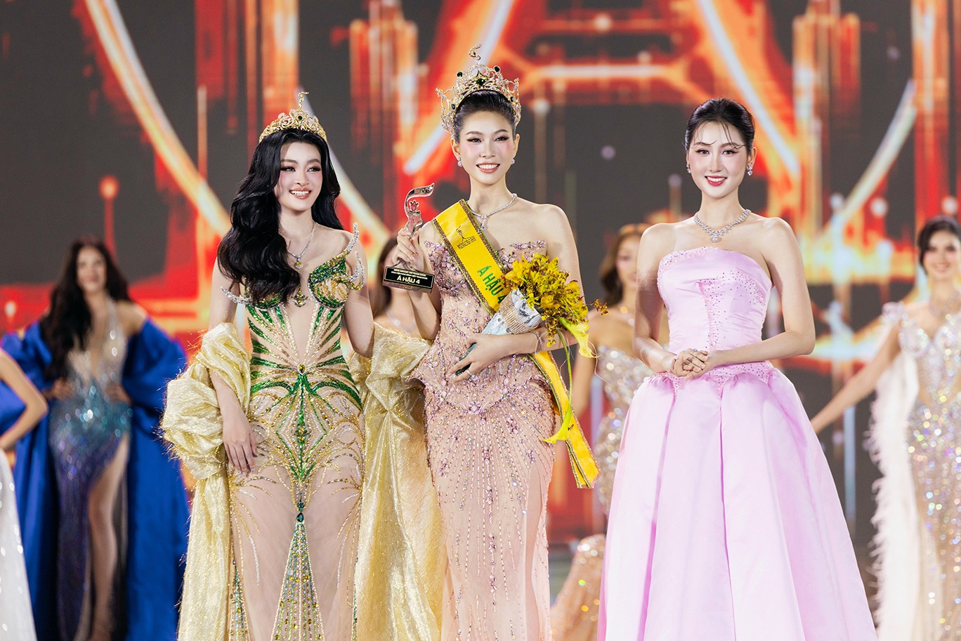 Emoura Phạm đăng quang 'Miss Grand Vietnam 2026'