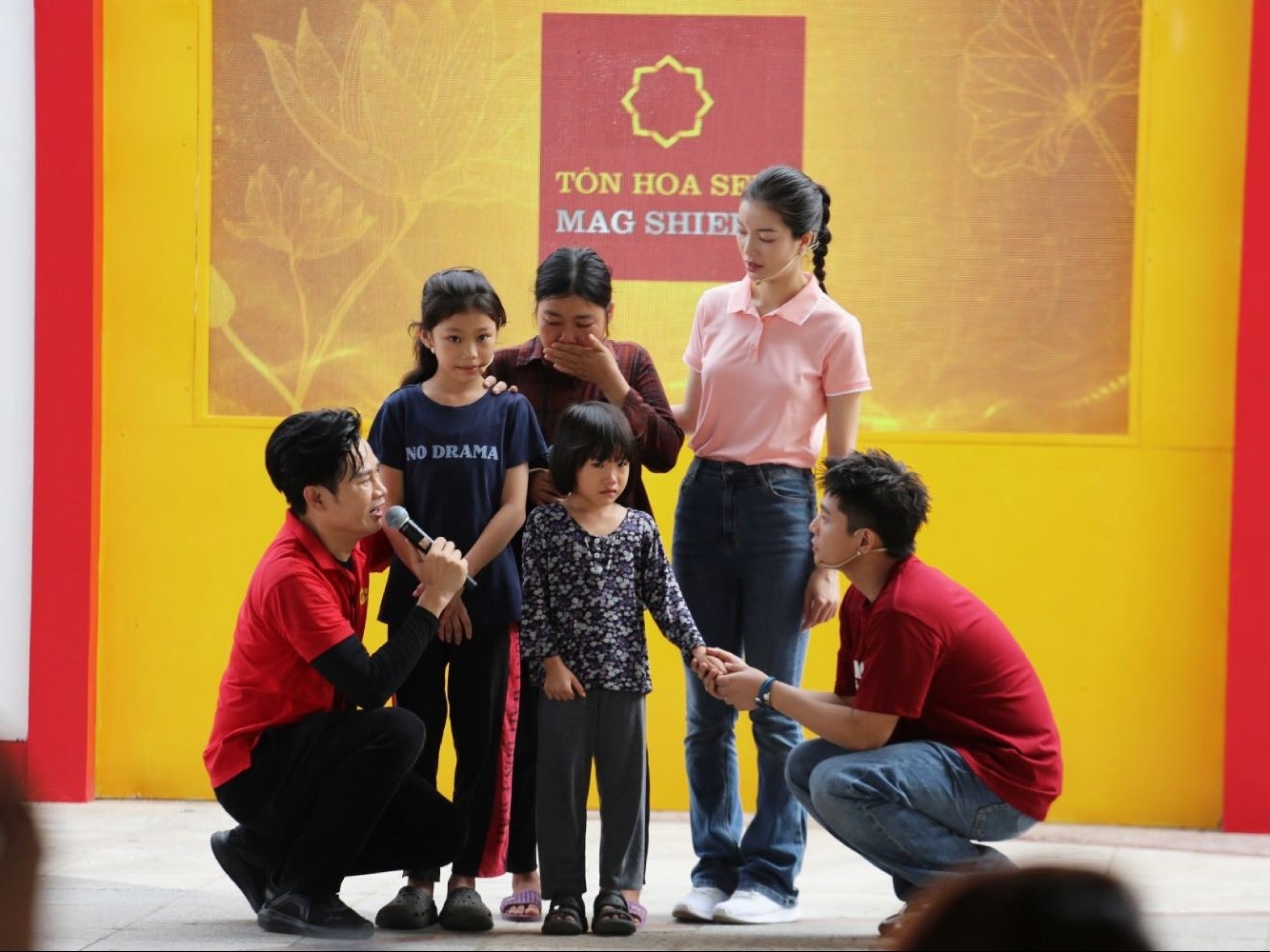 'Mái ấm gia đình Việt': Quân A.P trao 150 triệu đồng, Tùng Dương trích tiền túi tặng các hoàn cảnh khó khăn tại Khánh Hòa