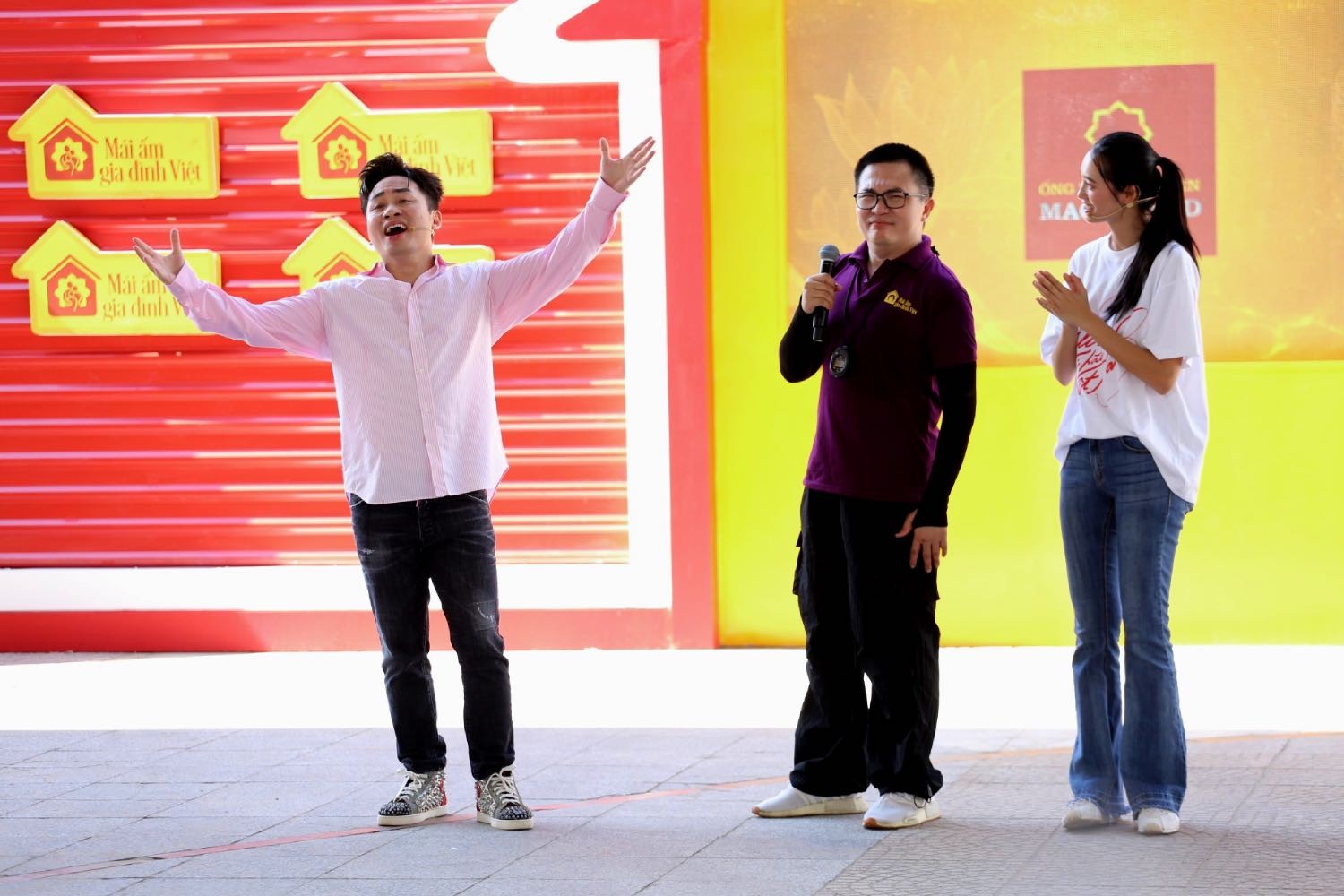'Mái ấm gia đình Việt': Quân A.P trao 150 triệu đồng, Tùng Dương trích tiền túi tặng các hoàn cảnh khó khăn tại Khánh Hòa