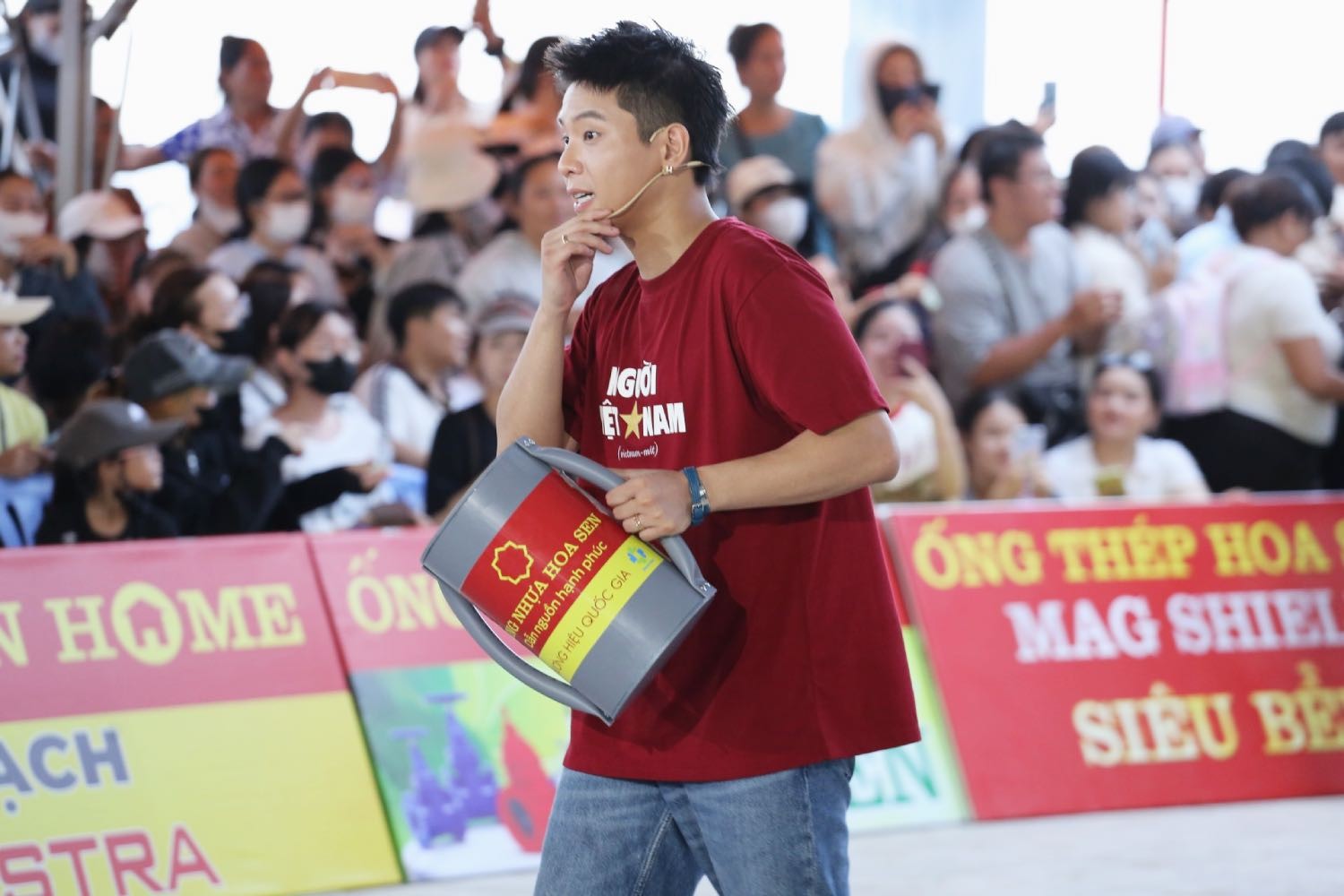 'Mái ấm gia đình Việt': Quân A.P trao 150 triệu đồng, Tùng Dương trích tiền túi tặng các hoàn cảnh khó khăn tại Khánh Hòa