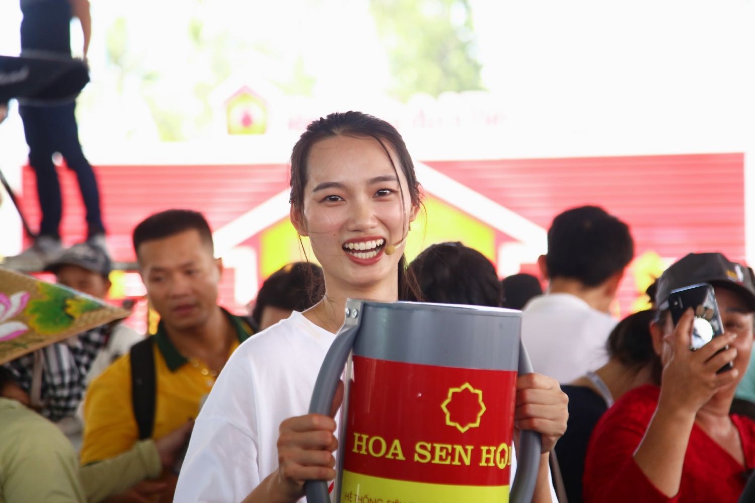 'Mái ấm gia đình Việt': Quân A.P trao 150 triệu đồng, Tùng Dương trích tiền túi tặng các hoàn cảnh khó khăn tại Khánh Hòa