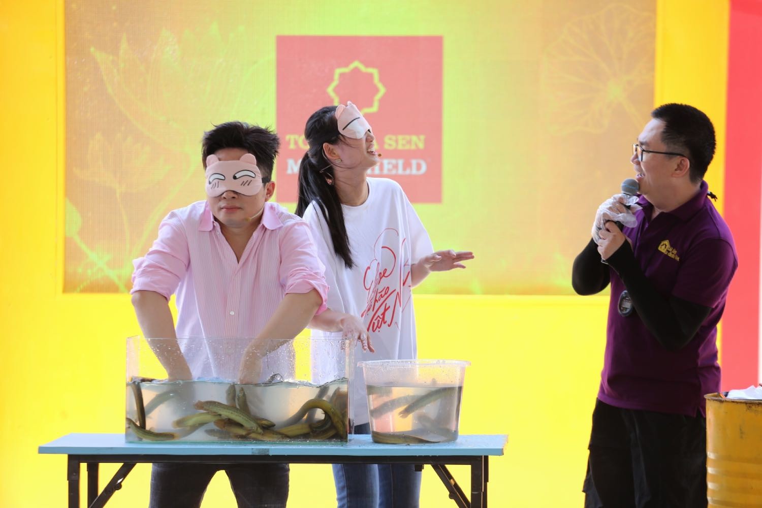 'Mái ấm gia đình Việt': Quân A.P trao 150 triệu đồng, Tùng Dương trích tiền túi tặng các hoàn cảnh khó khăn tại Khánh Hòa