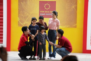 'Mái ấm gia đình Việt': Quân A.P trao 150 triệu đồng, Tùng Dương trích tiền túi tặng các hoàn cảnh khó khăn tại Khánh Hòa