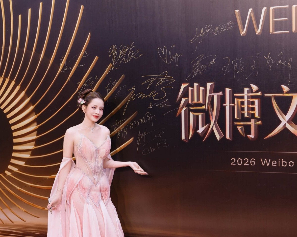 Chi Pu diện váy lấy cảm hứng từ hoa sen, gây chú ý tại Gala Weibo