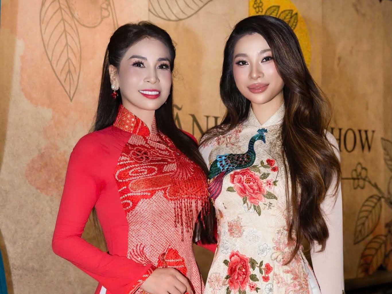 Lý Hương và con gái Jessica Lý tha thướt trong show áo dài Lãnh Mỹ A của Võ Việt Chung