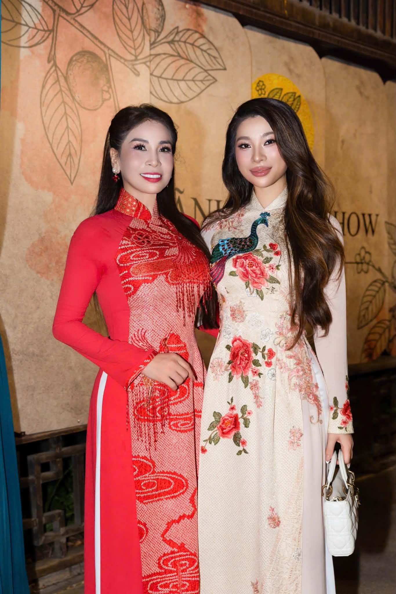 Lý Hương và con gái Jessica Lý tha thướt trong show áo dài Lãnh Mỹ A của Võ Việt Chung