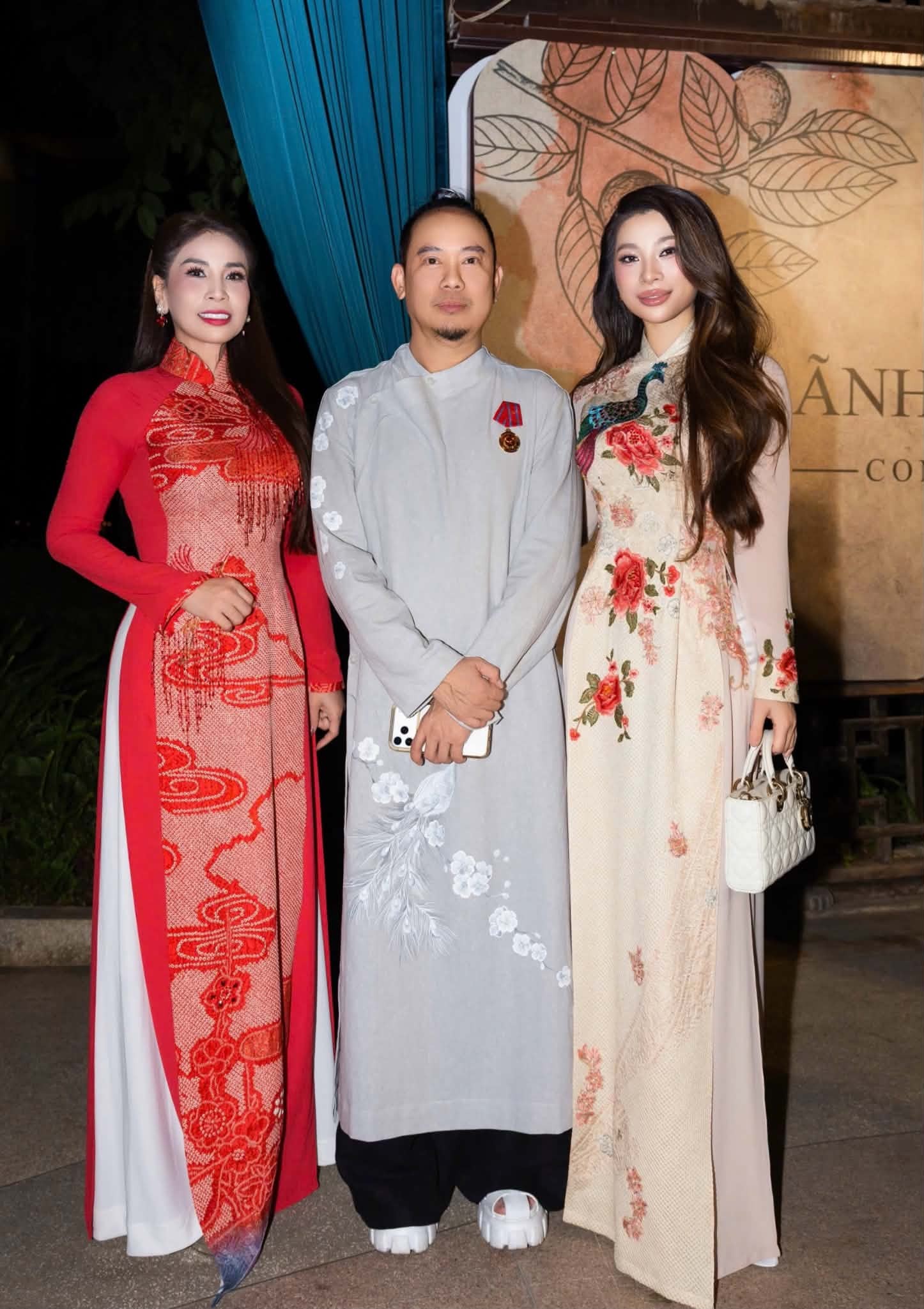 Lý Hương và con gái Jessica Lý tha thướt trong show áo dài Lãnh Mỹ A của Võ Việt Chung