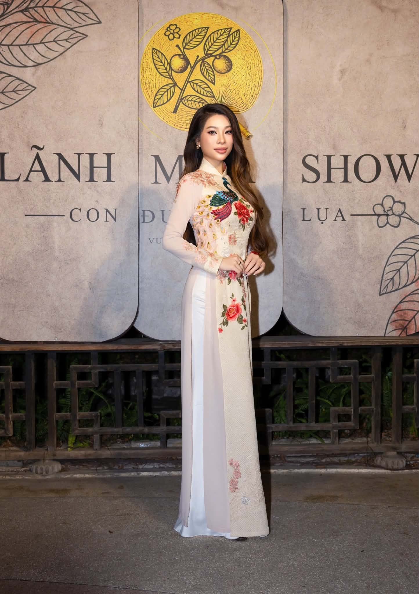 Lý Hương và con gái Jessica Lý tha thướt trong show áo dài Lãnh Mỹ A của Võ Việt Chung