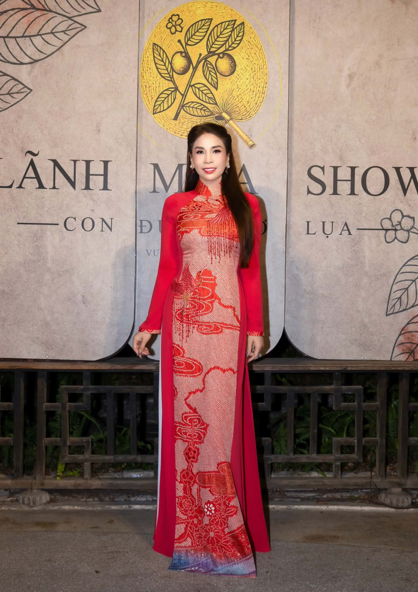 Lý Hương và con gái Jessica Lý tha thướt trong show áo dài Lãnh Mỹ A của Võ Việt Chung