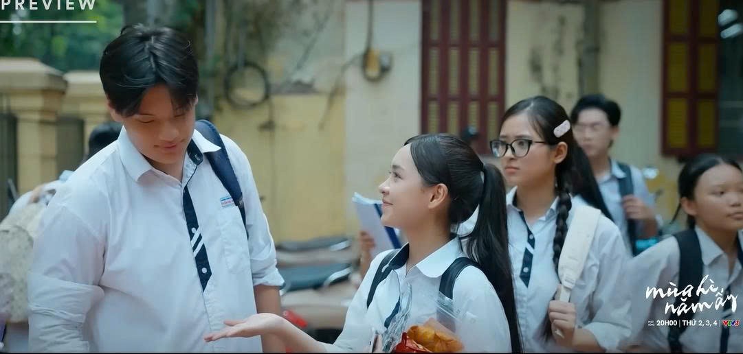 'Mùa hè năm ấy' tập 1: Khánh say khướt đòi đưa gái karaoke về ra mắt bố mẹ